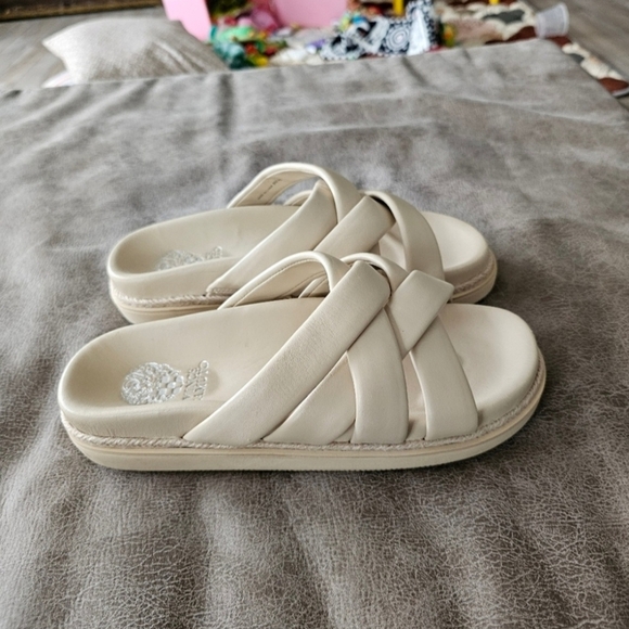 Vince Camuto Chavelle Slide Sandals. - Picture 4 of 6